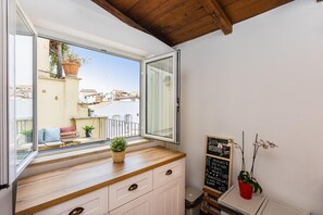 Apartment | Private kitchen | Microwave - Rental in Rome Campo de' Fiori Penthouse (Rome)