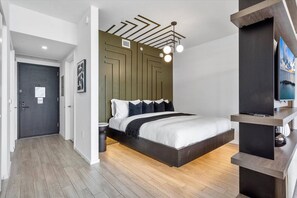 Escritorio, tabla de planchar con plancha, wifi gratis y ropa de cama 