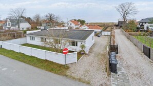 A residential area with houses, a gravel driveway, and a no-entry sign. - 5 Star Holiday Home in Hornbaek (Hornbaek)
