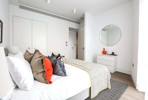 Fer et planche à repasser, lit parapluie, Wi-Fi, draps fournis