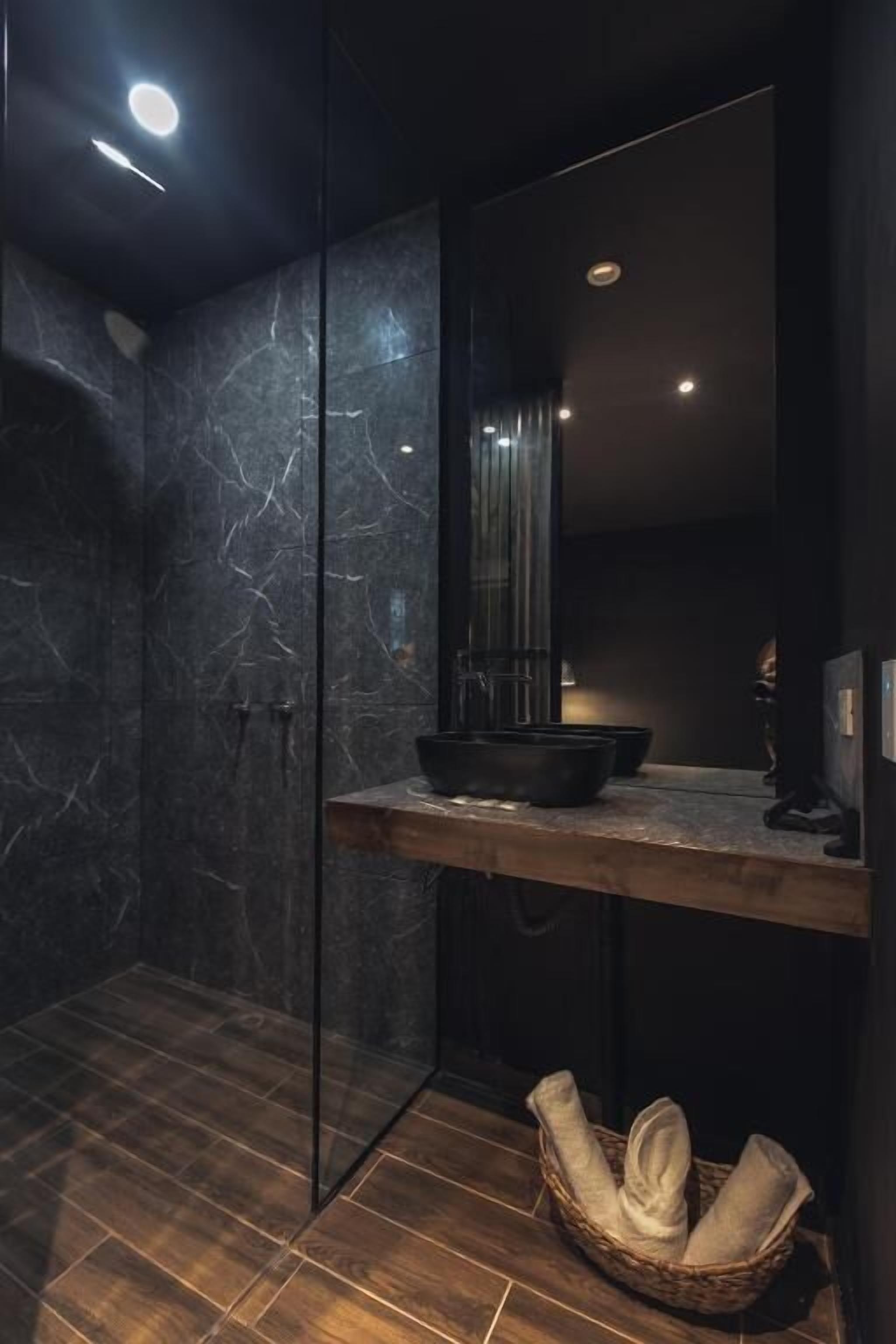 Apartemen Elite | Kamar mandi | Perlengkapan mandi gratis dan tisu toilet