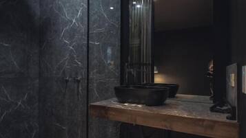 Apartemen Elite | Kamar mandi | Perlengkapan mandi gratis dan tisu toilet