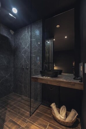 Elite Apartment | Bathroom | Free toiletries, toilet paper - Hotel Lleras Park III (Medellín)