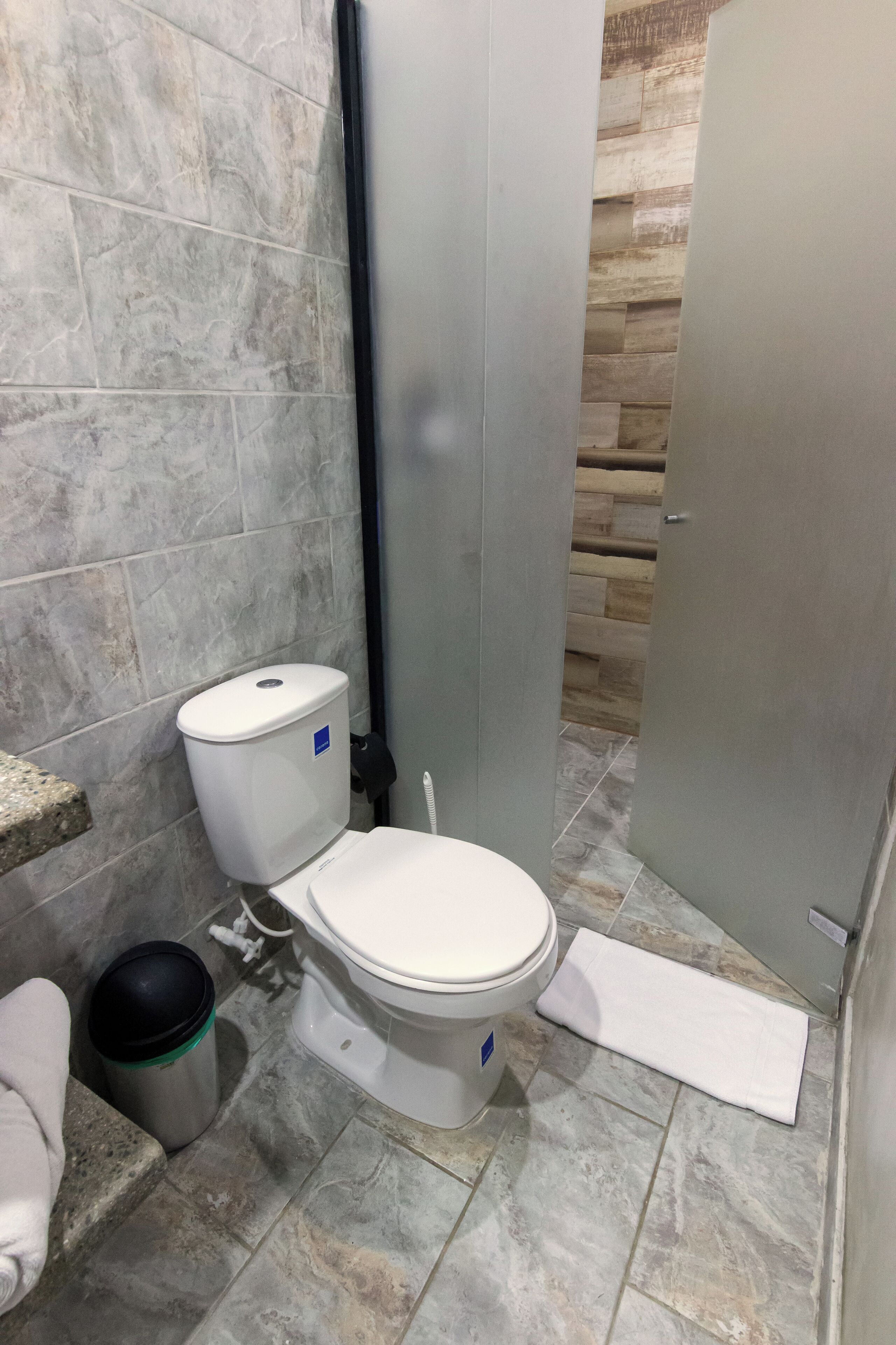 Exclusive Apartment | Bathroom | Free toiletries, toilet paper