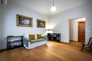 Apartemen, 4 kamar tidur | Area keluarga | Televisi layar datar 42-inci dengan saluran TV digital