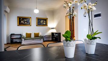 Appartement, 4 chambres | Coin séjour