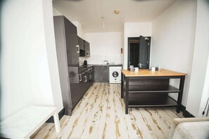 ثلاجة، ميكروويف، موقد طهي مسطح، محمصة خبز