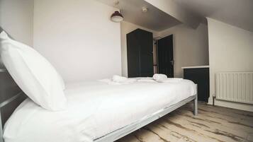 5 bedrooms, WiFi, bed sheets