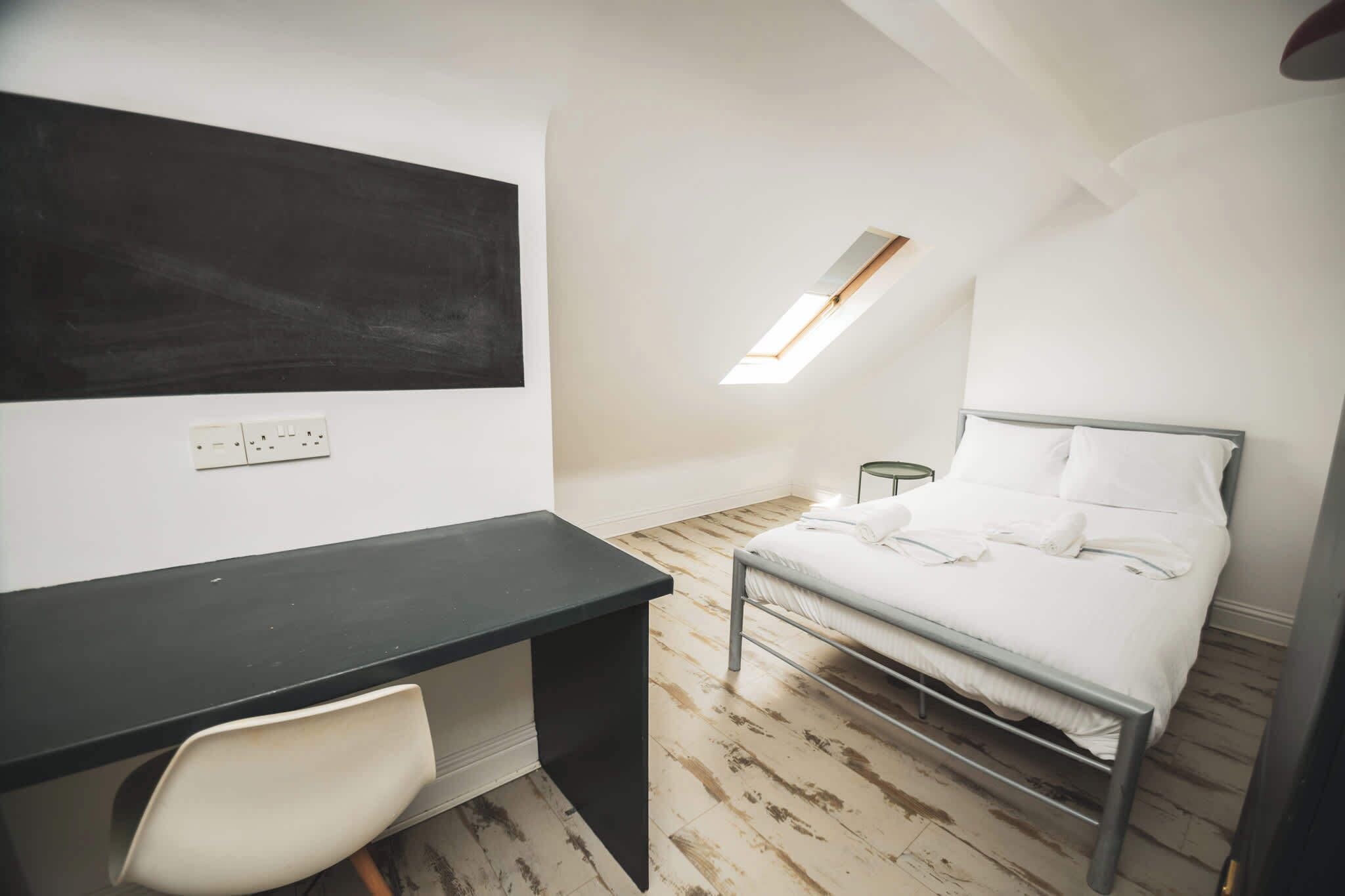 5 bedrooms, WiFi, bed sheets