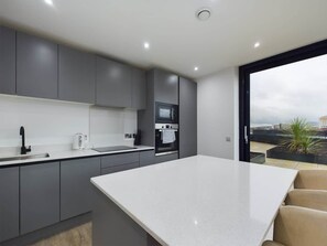 ثلاجة، ميكروويف، فرن، كرسي للأطفال