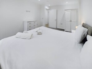 3 bedrooms, iron/ironing board, travel crib, WiFi