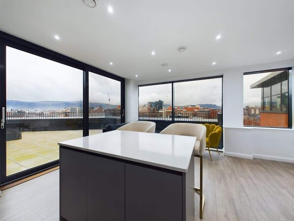 Interior - 3 BR Penthouse with Spacious Terrace , City Center (Belfast)