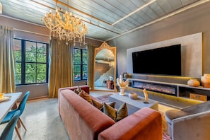 Smart TV, fireplace