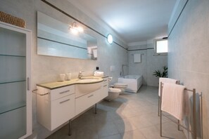 Shower, bidet - Villa Dolce-Lake Views/Outdoor Terrace Dining (Laglio)