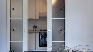 Une cuisine équipée de placards, d’une cuisinière et d’un four.