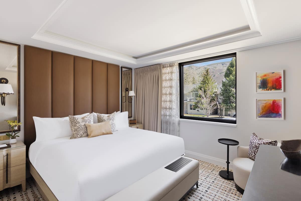 King Suite Town View | In-room safe, blackout drapes, iron/ironing board, free WiFi
