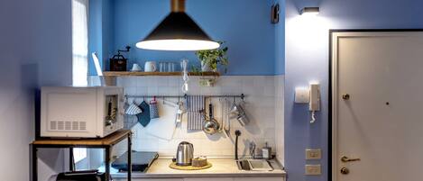 Réfrigérateur, micro-ondes, plaque de cuisson, bouilloire électrique