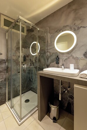 Douche, séchoir à cheveux, bidet, serviettes fournies
