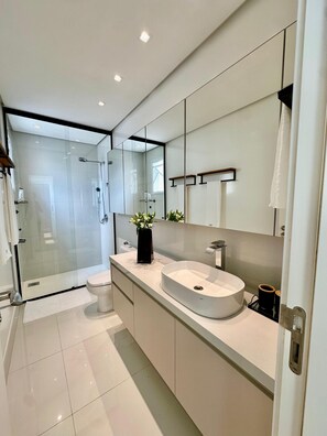 Een douche, een bubbelbad, een haardroger, een bidet