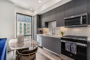 Réfrigérateur, four à micro-ondes, un four, surface de cuisson