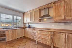 Fridge, microwave, oven, stovetop - Vacation Apartment 'Obsidian Canarysol Los Cristianos' with Mountain View, Wi-Fi and Air Conditioning (Arona)