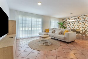 TV - Vacation Apartment 'Obsidian Canarysol Los Cristianos' with Mountain View, Wi-Fi and Air Conditioning (Arona)