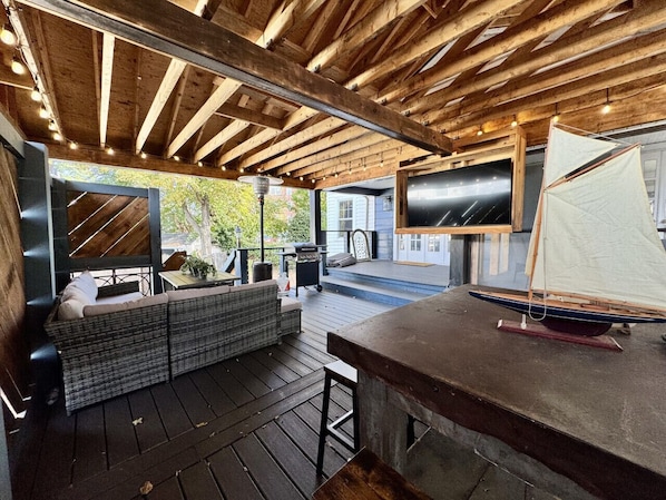 تلفزيون، مدفأة، كُتُب، مكتبة فيديو