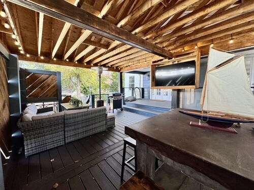 NEW Home Walking Distance to Furniture Market!