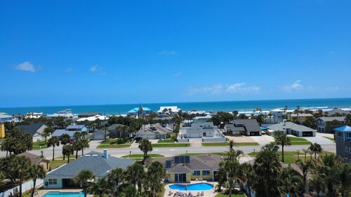3bd 3ba house, with pool in New Smyrna Beach. 3 Min WALK to no drive beach.