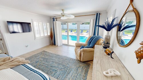 3bd 3ba house, with pool in New Smyrna Beach. 3 Min WALK to no drive beach.