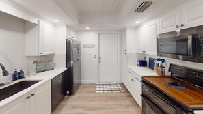 Fridge, microwave, oven, stovetop - 3-bed 3-bath house, w/pool in New Smyrna Beach. 3 min. walk to no drive beach (New Smyrna Beach)