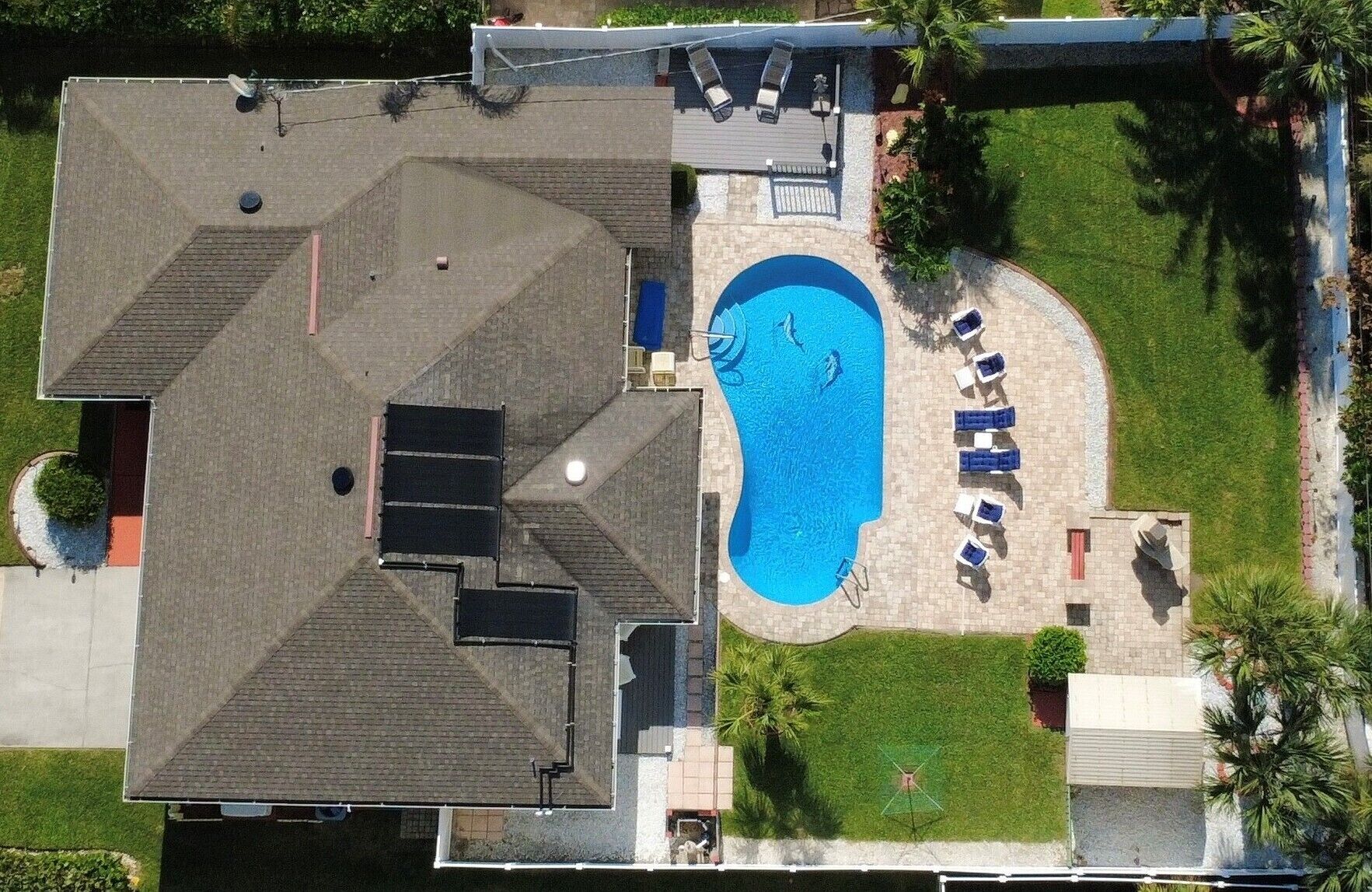 Utendørsbasseng og et oppvarmet basseng