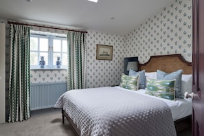 3 bedrooms, iron/ironing board, WiFi, bed sheets - Entire townhouse in Malmesbury- Country Living with Hotel Luxury (Malmesbury)