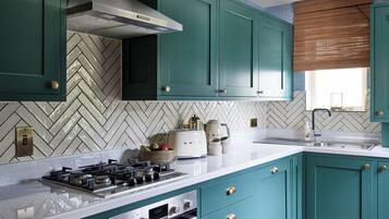 Fridge, microwave, stovetop, dishwasher