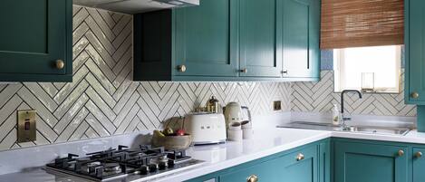 Réfrigérateur, micro-ondes, plaque de cuisson, lave-vaisselle