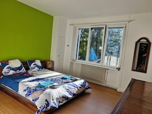 5 chambres, fer et planche à repasser, lit de bébé portatif