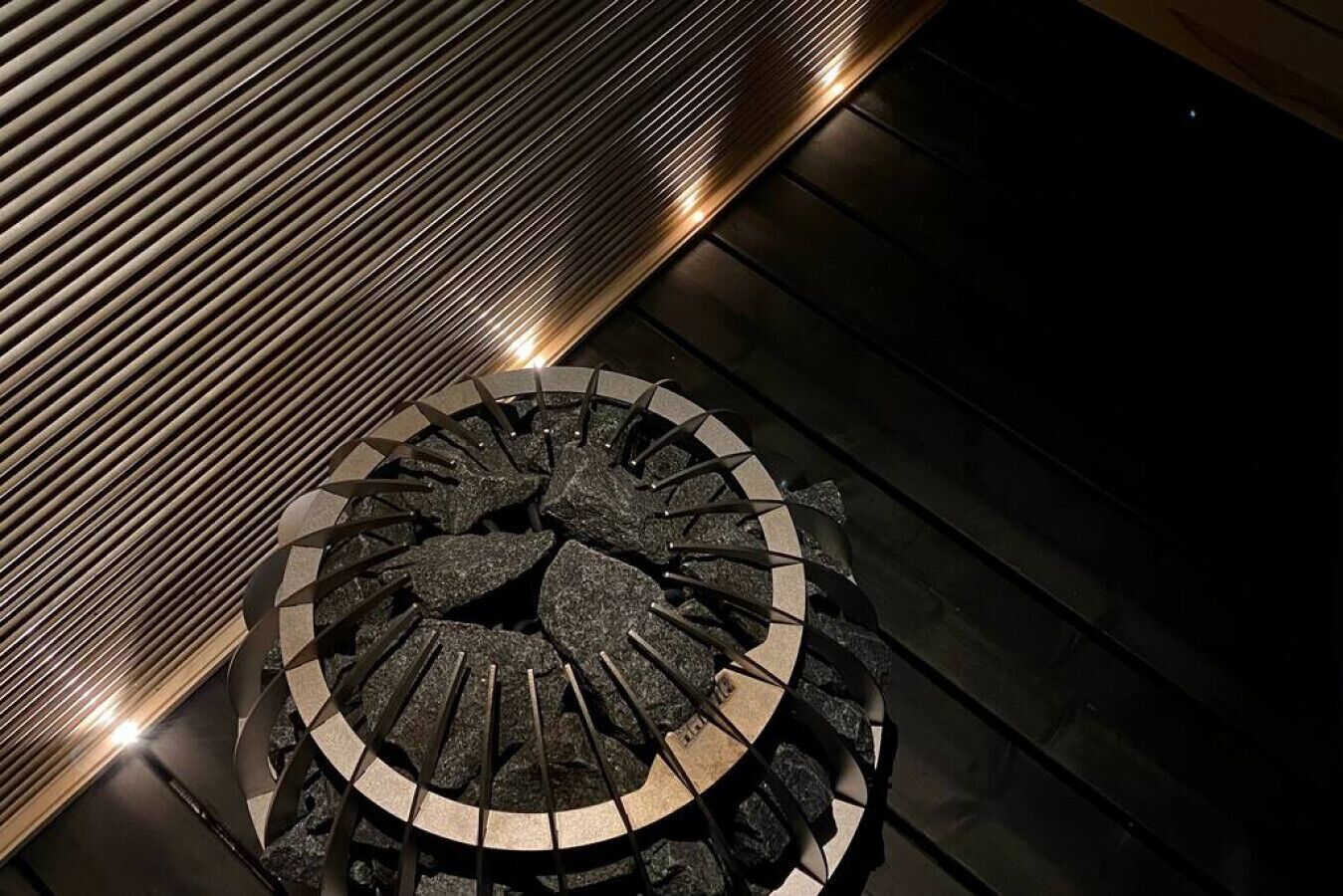 Une structure circulaire en pierre, dotée d’une colonne centrale, et entourée d’une série de marches menant à celle-ci.