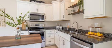 Microondas, horno, parrilla de estufa y lavavajillas