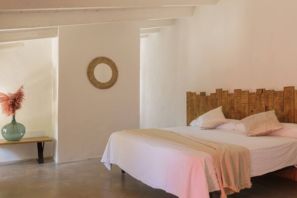 5 bedrooms, free WiFi, bed sheets