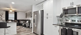 Spacious Palace Retreat 4-bedroom house in St. Petersburg 5 Min From Downtown!