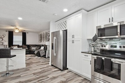 Spacious Palace Retreat 4-bedroom house in St. Petersburg 5 Min From Downtown!