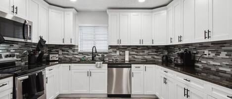 Four Ă micro-ondes, un four, surface de cuisson, lave-vaisselle