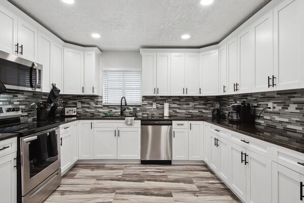 微波炉、烤箱、炉灶、洗碗机