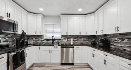 Spacious Palace Retreat 4-bedroom house in St. Petersburg 5 Min From Downtown!