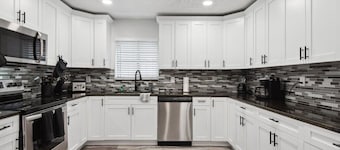 Spacious Palace Retreat 4-bedroom house in St. Petersburg 5 Min From Downtown!