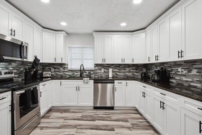 Spacious Palace Retreat 4-bedroom house in St. Petersburg 5 Min From Downtown!