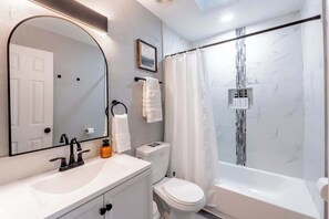 Shower, hair dryer, towels, shampoo - Cozy Modern Retreat • 2BR/1BA Near Fort Bliss (El Paso)