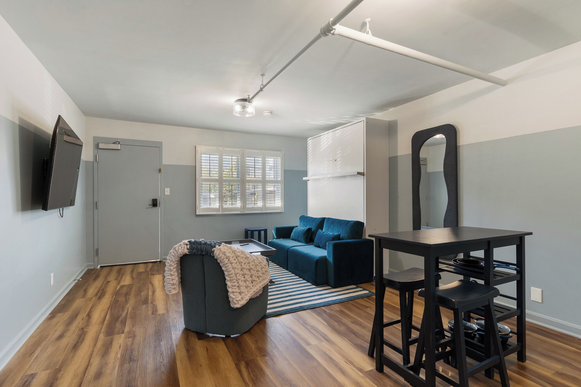 Honeymoon-Zimmer | Wohnbereich | 27-Zoll-Smart-TV mit Satellitenempfang