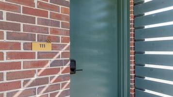 Traditional Room | Iron/ironing board, free WiFi