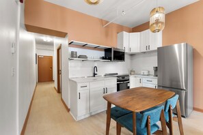 Deluxe-Zimmer | Eigene Küche | Großer Kühlschrank, Mikrowelle, Ofen, Herdplatte